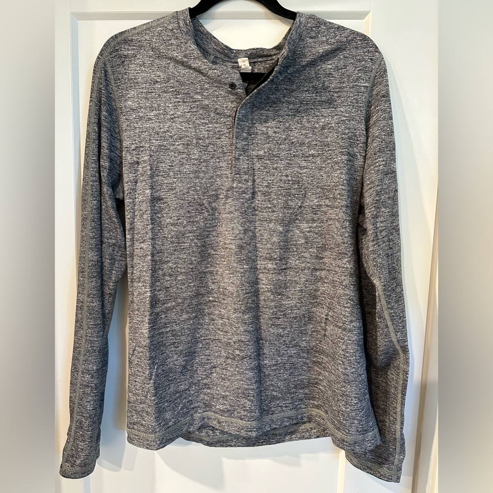 Grey men’s Lululemon long sleeve shirt with 4 snap closures